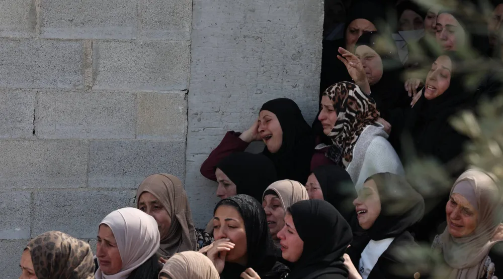 في وداع الفلسطيني محمد حنني (17 عاماً) الذي قتلته إسرائيل في نابلس بالضفة الغربية يوم الأحد (إ.ب.أ)