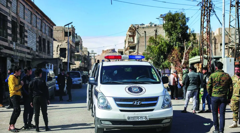 سيارة شرطة تابعة للحكومة السورية الجديدة تعبر شارعاً بجوار مسجد الساحة في تدمر وسط سوريا 7 فبراير 2025 (أ.ف.ب)