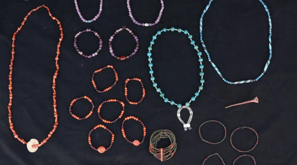 مجموعة من الحلي المكتشفة في قبة الهواء بأسوان (وزارة السياحة والآثار)