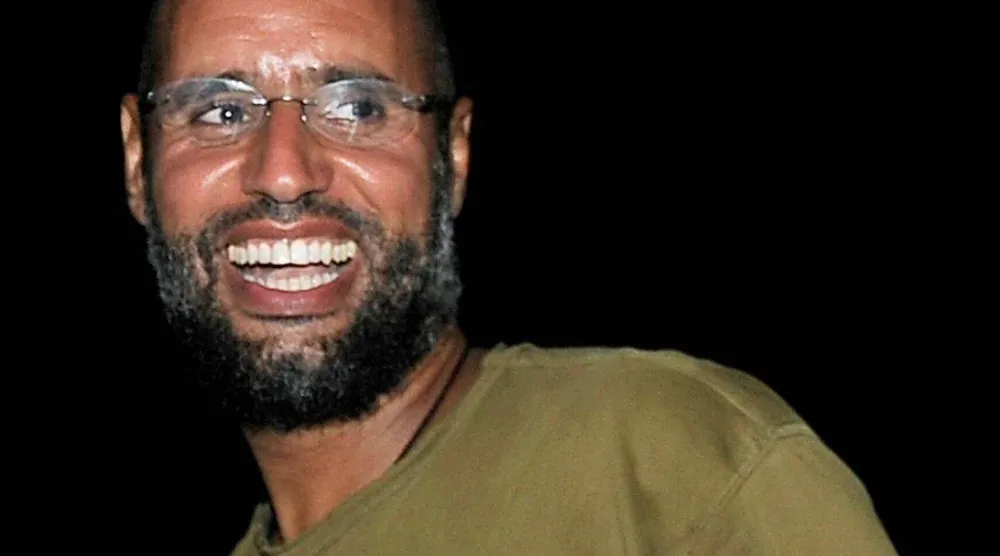 سيف الإسلام خلال لقاء مع أنصاره في طرابلس يوم 23 أغسطس 2011 (رويترز)