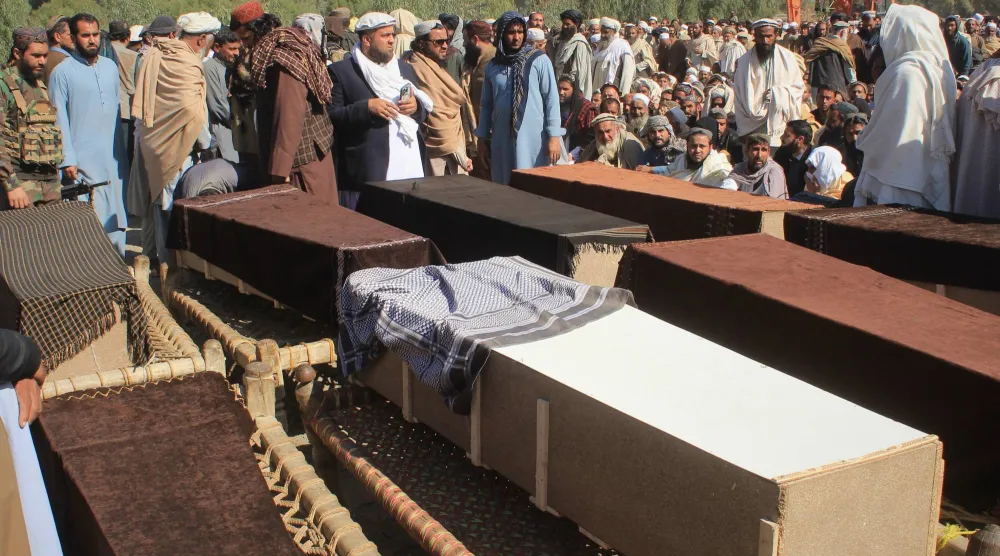 أفغان يشيّعون ضحايا ضربات باكستانية في إقليم ننغرهار يوم 22 فبراير (أ.ب)