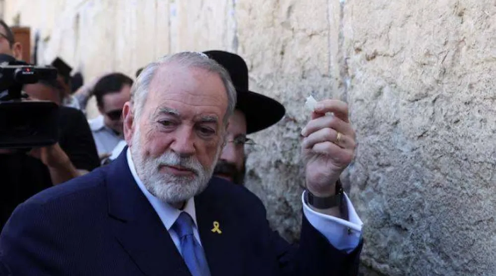 سفير الولايات المتحدة لدى إسرائيل مايك هاكابي يزور حائط المبكى (رويترز)