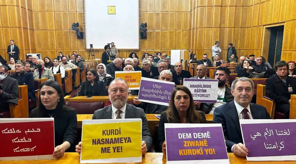 الرئيس المشارك لحزب «الديمقراطية والمساواة للشعوب» ونواب الحزب خلال احتجاج داخل البرلمان التركي للمطالبة بالحق في استخدام اللغة الكردية بصفتها لغة أم (حساب الحزب في إكس)