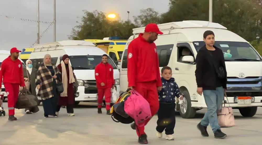 فرق «الهلال الأحمر المصري» تنتشر أمام معبر رفح (هيئة الاستعلامات المصرية)