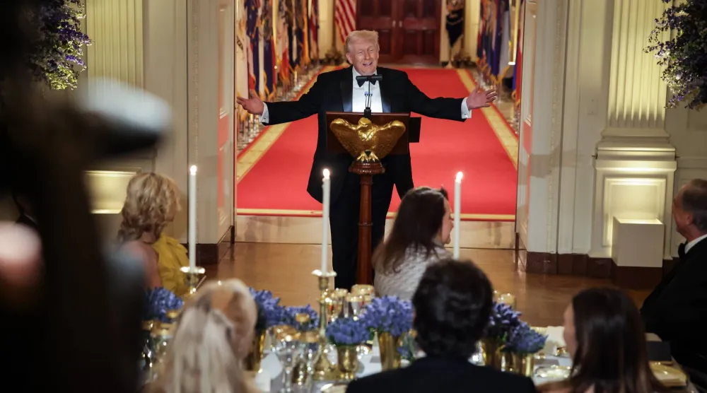 ترمب يلقي خطاباً خلال حفل عشاء أقامه لبعض حكام الولايات في البيت الأبيض مساء 21 فبراير (إ.ب.أ)
