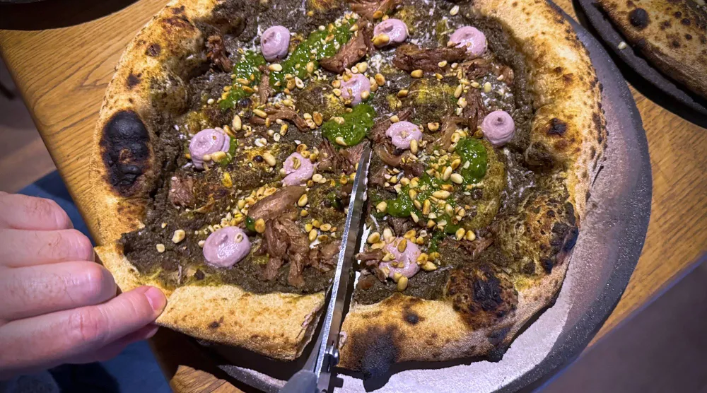 الرياضيون في الألعاب الشتوية استهلكوا 12 ألف شريحة بيتزا (أ.ب)