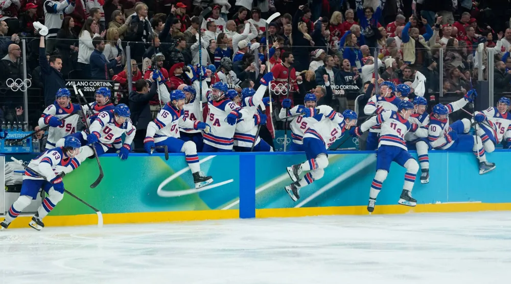 احتفالية لاعبي أميركا بالفوز بذهبية هوكي الجليد (أ.ب)