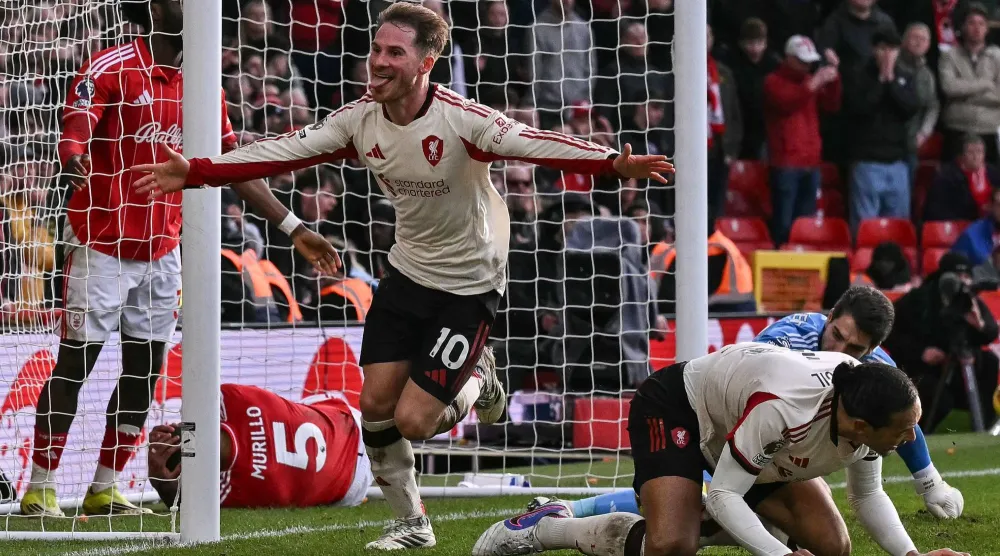 الأرجنتيني أليكسيس ماك أليستر يحتفل بهدفه في نوتنغهام (أ.ف.ب)