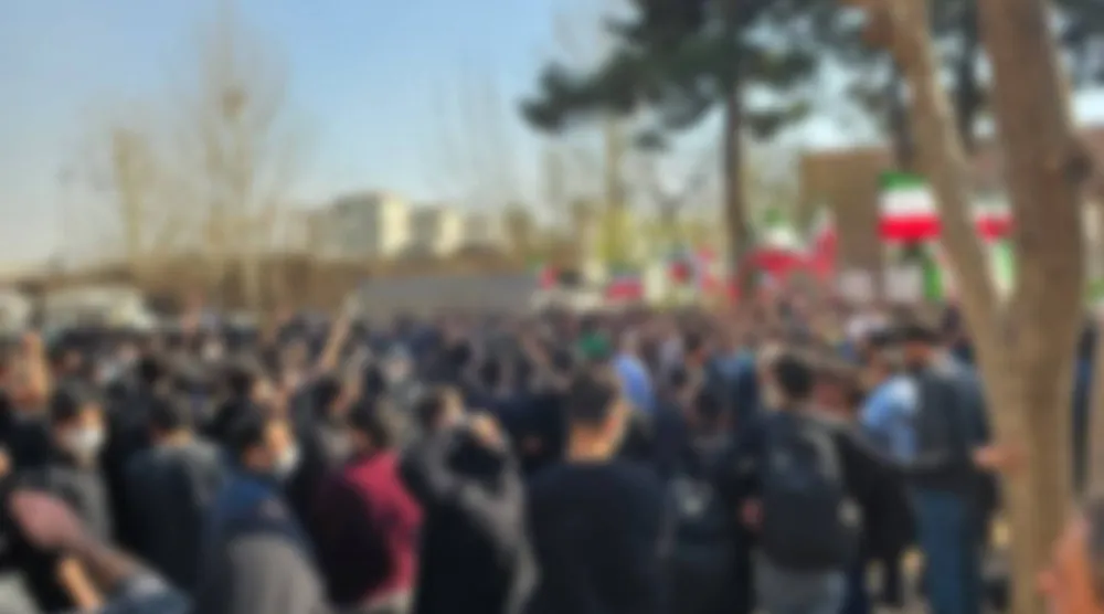 صورة مظللة لإخفاء هوية الطلاب المشاركين في الاحتجاجات ونشرتها صحيفة جامعة شريف عبر «تلغرام» الأحد