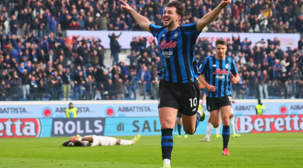 لازار ساماردزيتش يحتفل بهدف الفوز لأتلانتا على نابولي (إ.ب.أ)