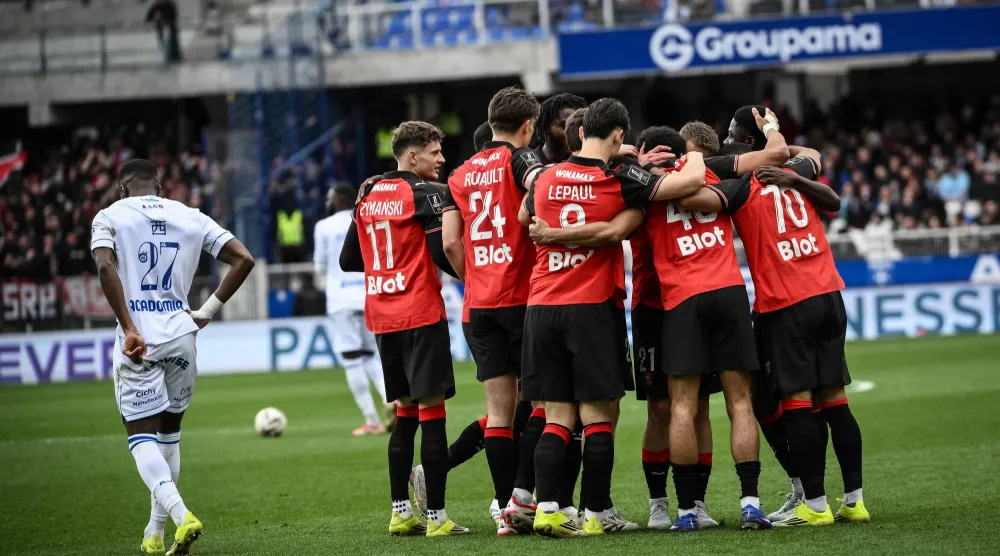 فرحة لاعبي رين بالفوز على أوكسير (أ.ف.ب)