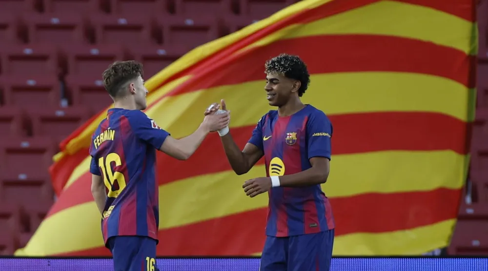 لامين جمال (يمين) وفيرمين لوبيز يحتفلان بفوز برشلونة على ليفانتي (إ.ب.أ)