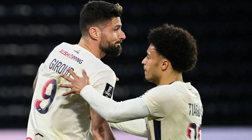 الفرنسي المخضرم أوليفييه جيرو «يسار» يتلقى تهنئة زميله تياغو سانتوس (أ.ف.ب)