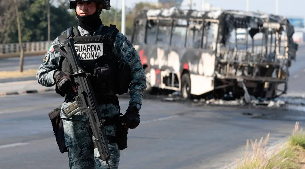 قال مسؤولون ⁠ووسائل ⁠إعلام إنه بعد العملية أُضرِمت النيران في عدد من المركبات في مختلف أنحاء خاليسكو وولايات أخرى (أ.ف.ب)