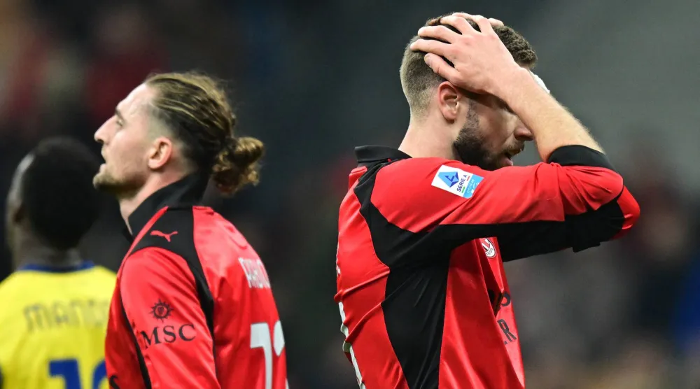 الحسرة على لاعب ميلان بافلوفيتش «يمين» وكيله أدريان رابيو (رويترز) 