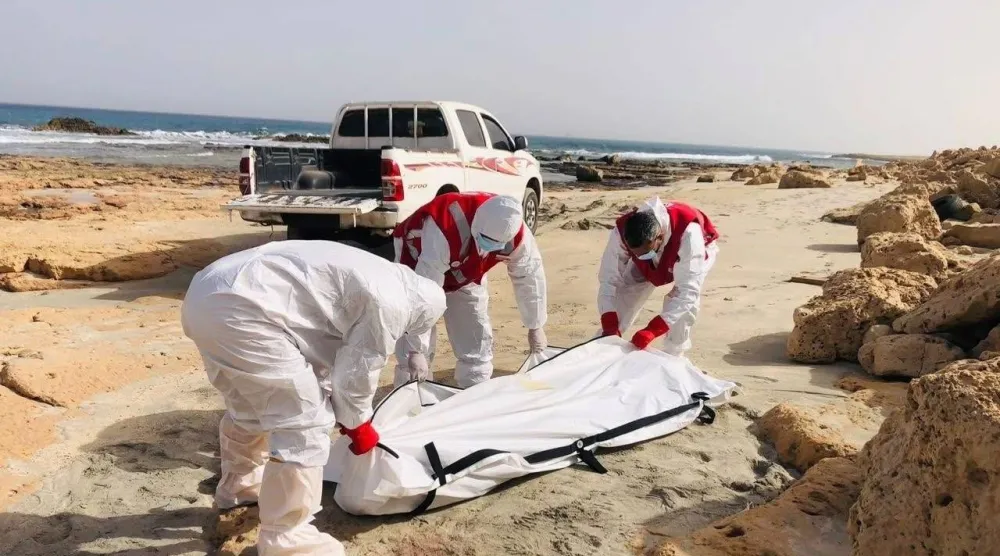 عناصر من الهلال الأحمر الليبي ينتشلون جثة مجهولة من على شاطئ البحر في مدينة الزاوية (الهلال الأحمر الليبي عبر «فيسبوك») 