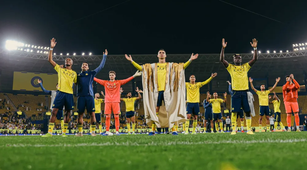 لاعبو النصر وفي مقدمتهم القائد البرتغالي يحيون جماهيرهم عقب الفوز على الحزم (نادي النصر)