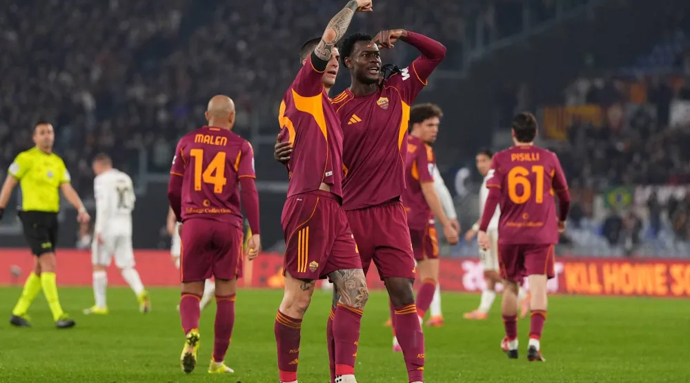 فرحة لاعبي روما بالفوز على كريمونيزي (أ.ب)