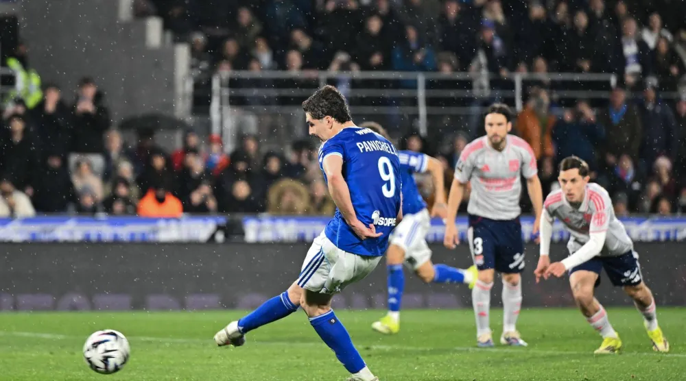 خواكين بانيتشيلي لحظة تسجيله ثالث أهداف ستراسبورغ من ضربة جزاء (أ.ف.ب)