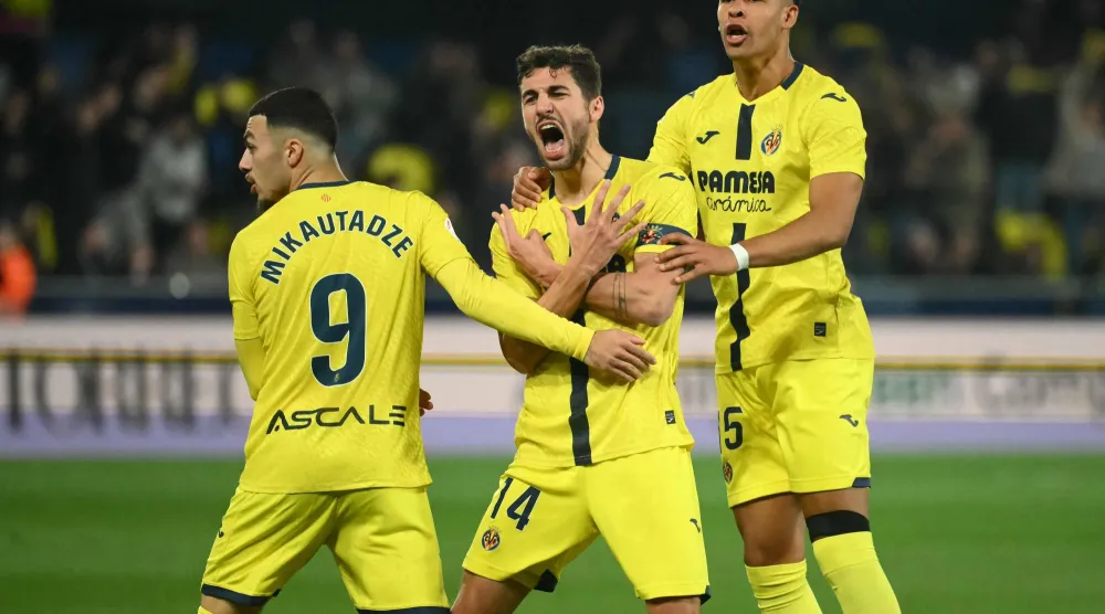 فرحة لاعبي فياريال بالفوز على فالنسيا (أ.ف.ب)