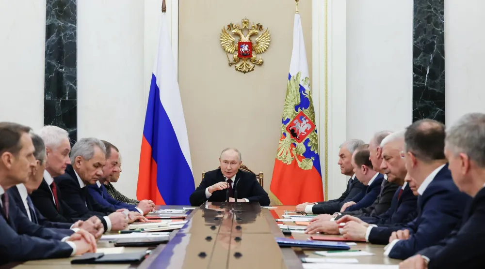 بوتين مترئساً اجتماعا لمجلس الأمن القومي في الكرملين (أ.ب)