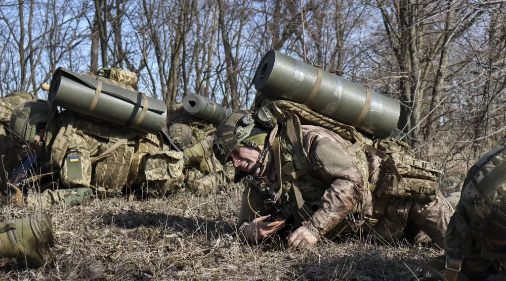 مجندون أوكران يتلقون تدريبات قاسية بالقرب من الجبهة في منطقة زابوريجيا (إ.ب.أ)
