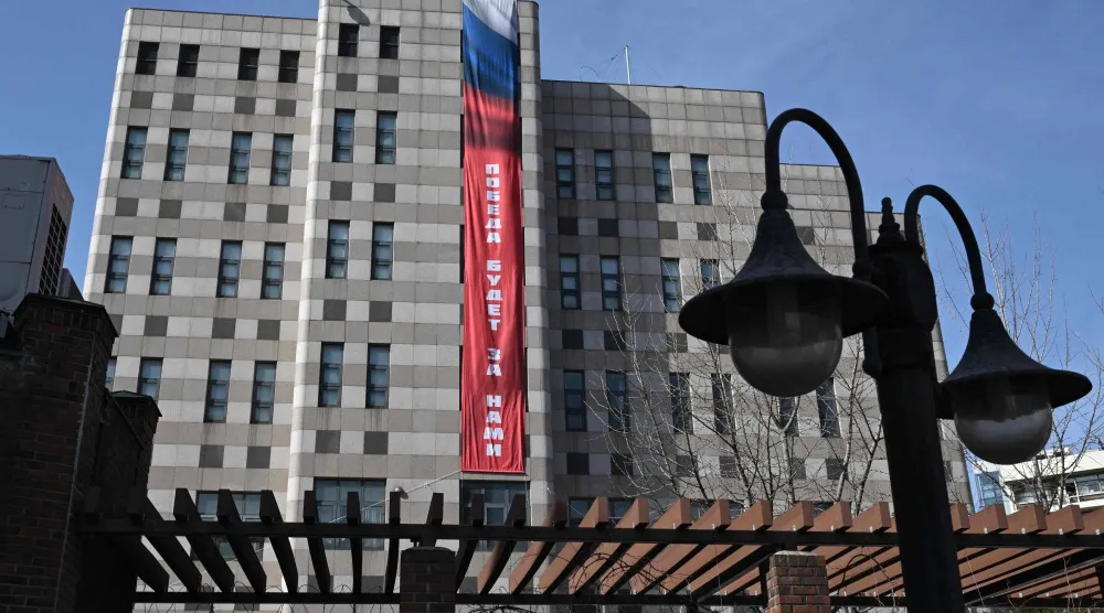  لافتة كُتب عليها «النصر سيكون لنا» على جدار السفارة الروسية في سيول (ا.ف.ب)