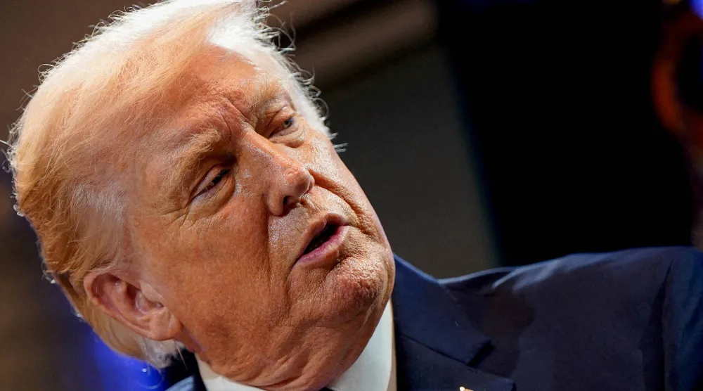 دونالد ترمب خلال مؤتمر صحافي في البيت الأبيض بعد حكم المحكمة العليا بإلغاء رسومه الجمركية يوم 20 فبراير 2026 (رويترز)