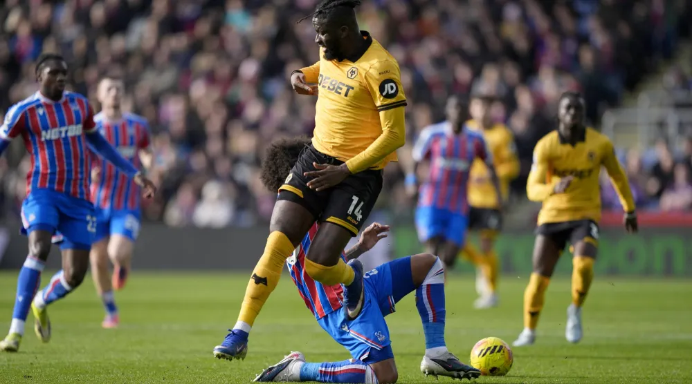 22 February 2026, United Kingdom, London: Crystal Palace's Chris Richards and Wolverhampton Wanderers' Tolu Arokodare battle for the ball during the English Premier League soccer match between Crystal Palace and Wolverhampton Wanderers at Selhurst Park. Photo: Jordan Pettitt/PA Wire/dpa