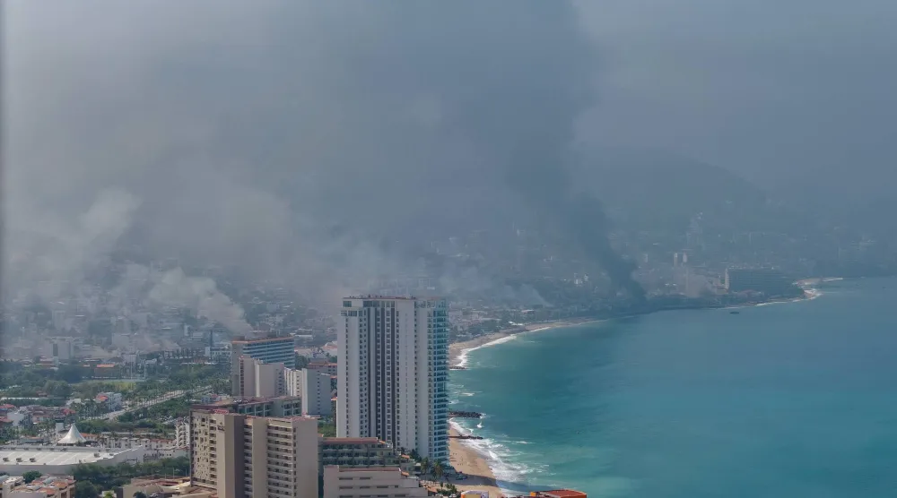 صورة جوية تظهر الدخان المتصاعد جراء ردود الفعل العنيفة على مقتل «إل منتشو» زعيم عصابة «خاليسكو نيو جينيريشن» في المكسيك (إ.ب.أ)