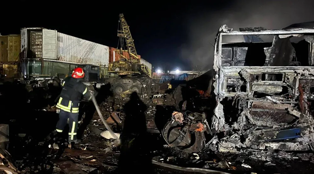 رجل إطفاء أوكراني يعمل على إخماد حريق بموقع هجوم روسي في أوديسا (أ.ف.ب)