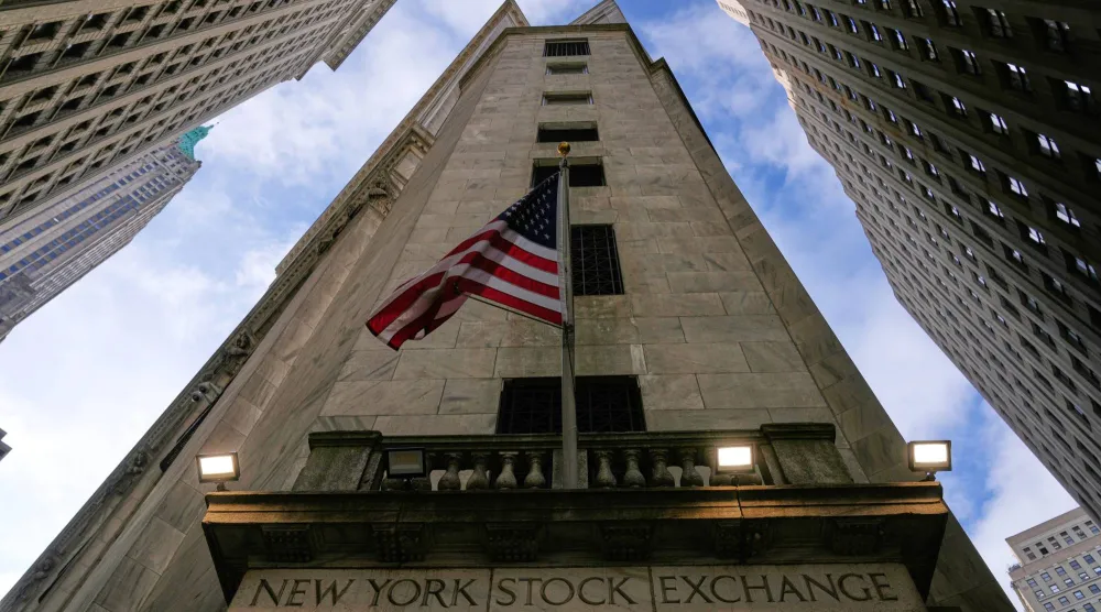 العلم الأميركي يرفرف فوق مدخل بورصة نيويورك (أ.ب)