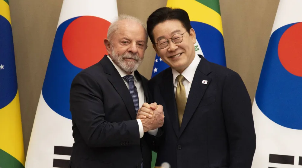 يصافح الرئيس البرازيلي لويس إيناسيو لولا دا سيلفا الرئيس الكوري الجنوبي لي جاي ميونغ قبيل اجتماعهما بالقصر الرئاسي في سيول (إ.ب.أ)