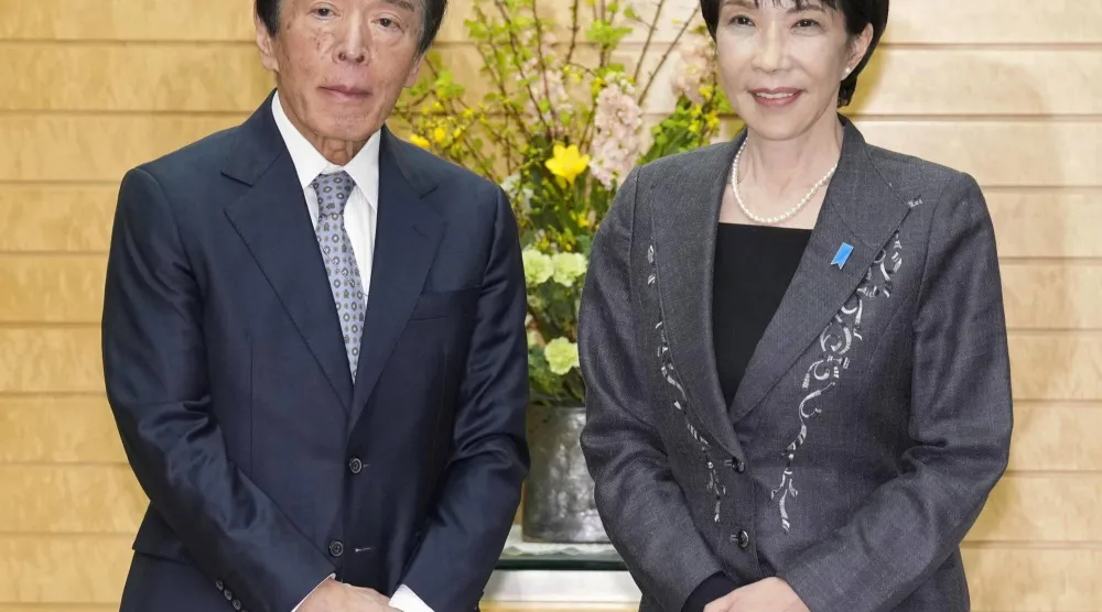 رئيسة الوزراء اليابانية ومحافظ «بنك اليابان» لدى لقائهما يوم الجمعة الماضي بالعاصمة طوكيو (رويترز)