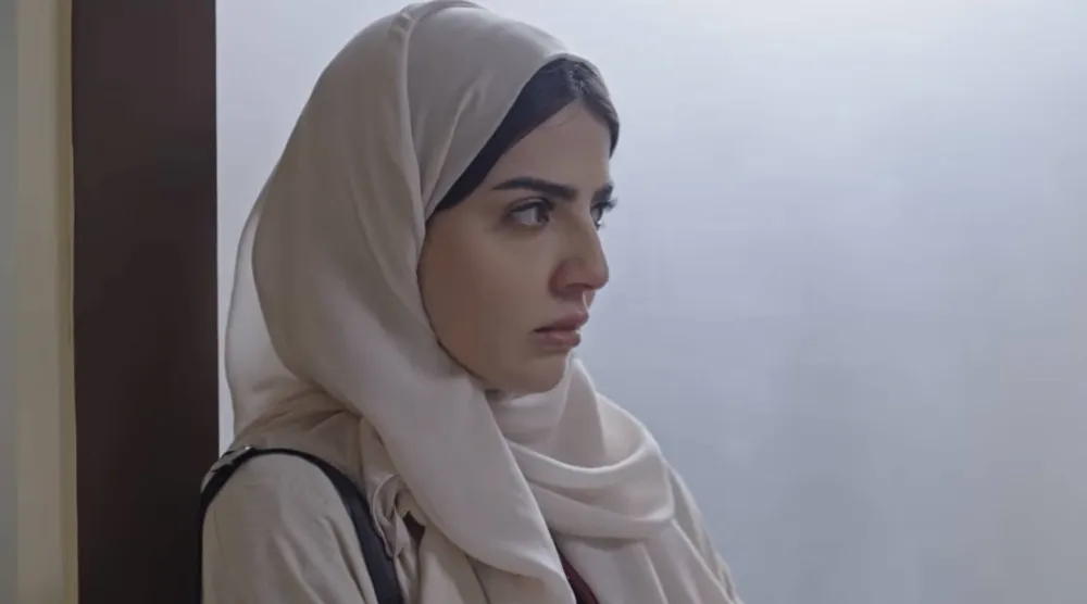 الممثلة السعودية نيرمين محسن في مشهد من المسلسل (شاهد)