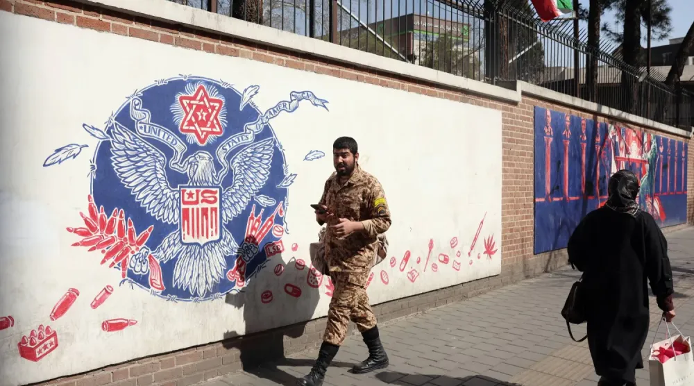 Tahran’da ABD karşıtı bir duvar resminin önünden geçen İran askeri (EPA)Tahran’da ABD karşıtı bir duvar resminin önünden geçen İran askeri (EPA)