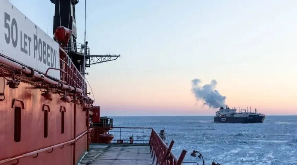 كاسحة جليد بالقرب من مشروع «آركتيك 2» في روسيا (رويترز)