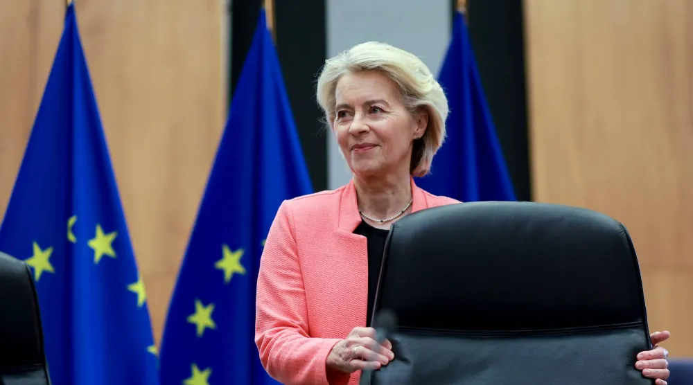 رئيسة المفوضية الأوروبية أورسولا فون دير لاين لدى وصولها إلى مقر المفوضية الأوروبية في بروكسل في 18 فبراير الحالي (إ.ب.أ)