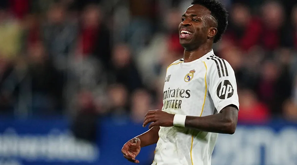 تغيُّر يُلحظ بملامح اللاعب البرازيلي فينيسيوس جونيور عاد يبتسم ويراوغ ويصنع الفارق في المباريات الكبرى (أ.ب)