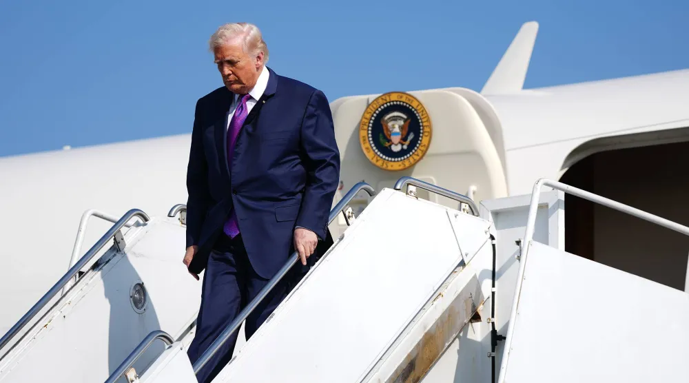  ترمب ينزل من طائرة الرئاسة في مطار ريتشارد ب. راسل الإقليمي شمال مدينة روما بولاية جورجيا 19 فبراير الحالي (نيويورك تايمز)