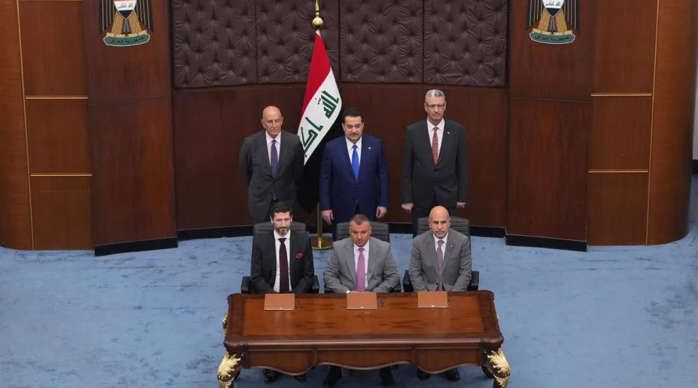 رئيس الوزراء العراقي يشهد توقيع اتفاقية بين «شيفرون» وشركة «نفط ⁠البصرة» (إكس)