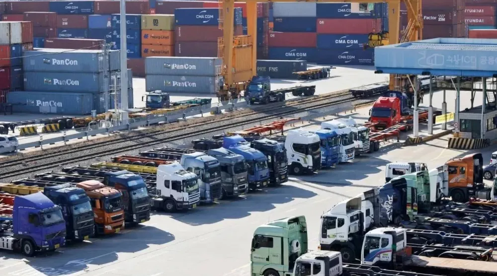 شاحنات متوقفة بمحطة الحاويات الداخلية في أويوانغ بكوريا الجنوبية (رويترز)