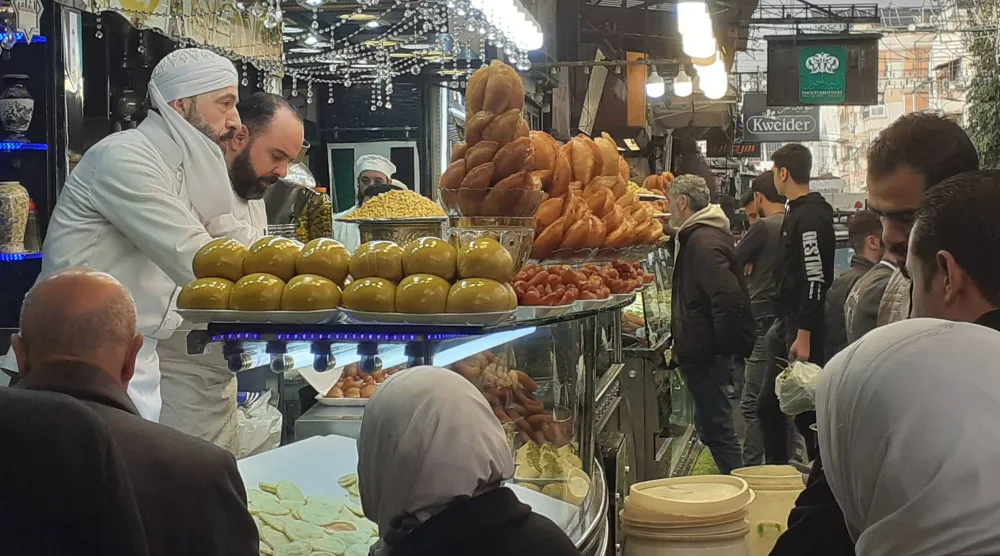 محل متخصص لبيع عجينة القطايف والقشدة في رمضان بدمشق (الشرق الأوسط)