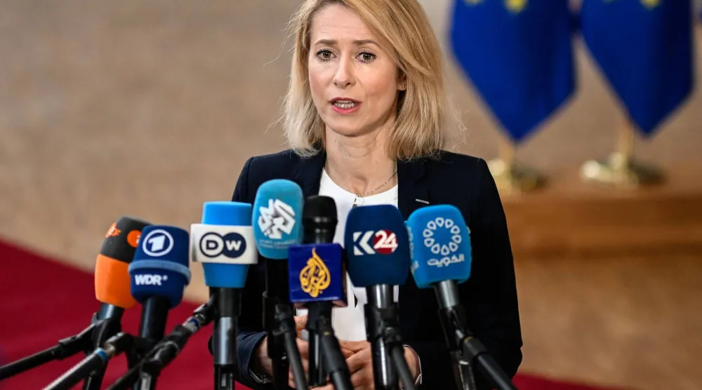 كالاس متحدثة إلى الصحافة لدى وصولها إلى اجتماع مجلس الشؤون الخارجية للاتحاد الأوروبي في بروكسل الاثنين (أ.ف.ب)