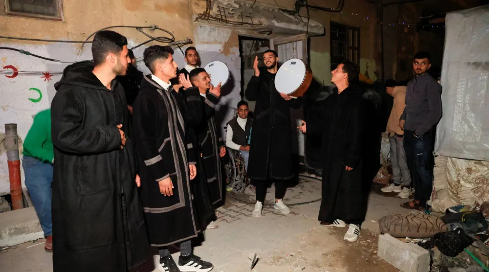 المسحراتية في خان يونس جنوب قطاع غزة (رويترز)