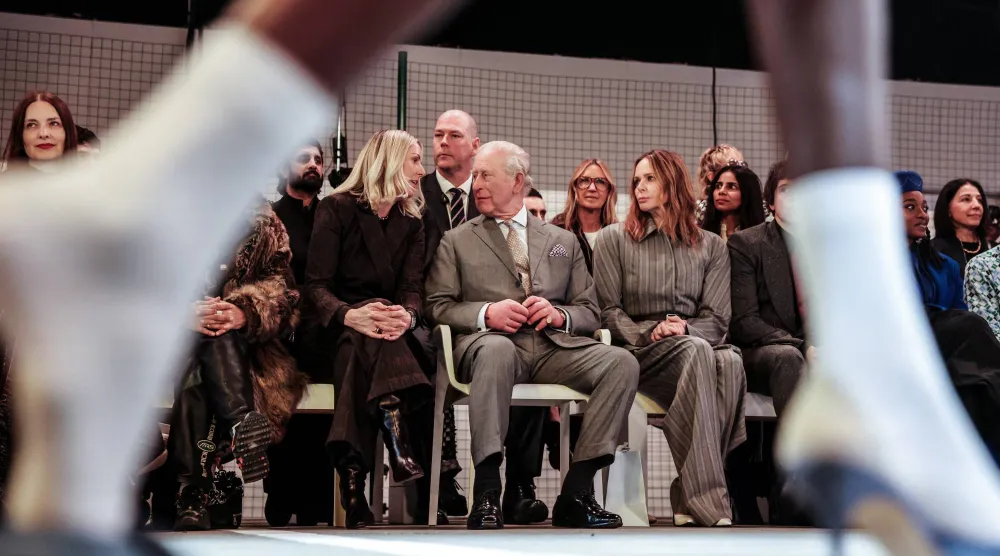 هذه هي المرة الثانية التي يحضر فيها ملك بريطاني عرض أزياء حياً بعد الملكة الراحلة إليزابيث الثانية (رويترز)