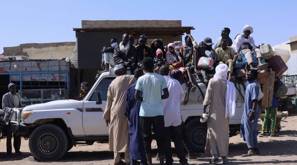 مسافرون في محطة نقل بمدينة الطينة شرق تشاد يتجهون إلى أدري التي تبعد 250 كلم جنوباً - نوفمبر 2025 (رويترز)