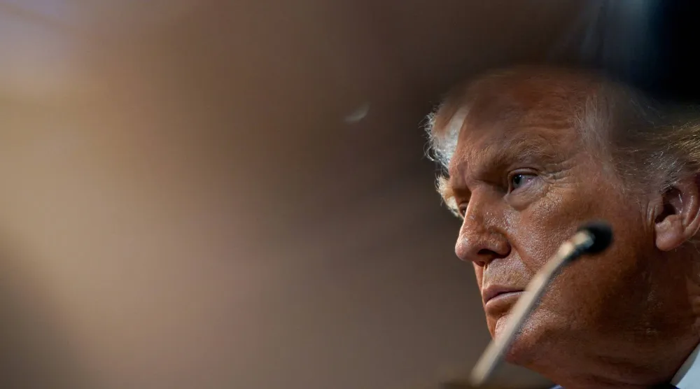 الرئيس الأميركي دونالد ترمب خلال مؤتمر صحافي سابق بالبيت الأبيض (رويترز)