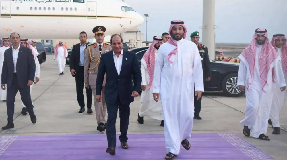 ولي العهد السعودي الأمير محمد بن سلمان مستقبلاً الرئيس المصري عبد الفتاح السيسي في أغسطس الماضي (الرئاسة المصرية)