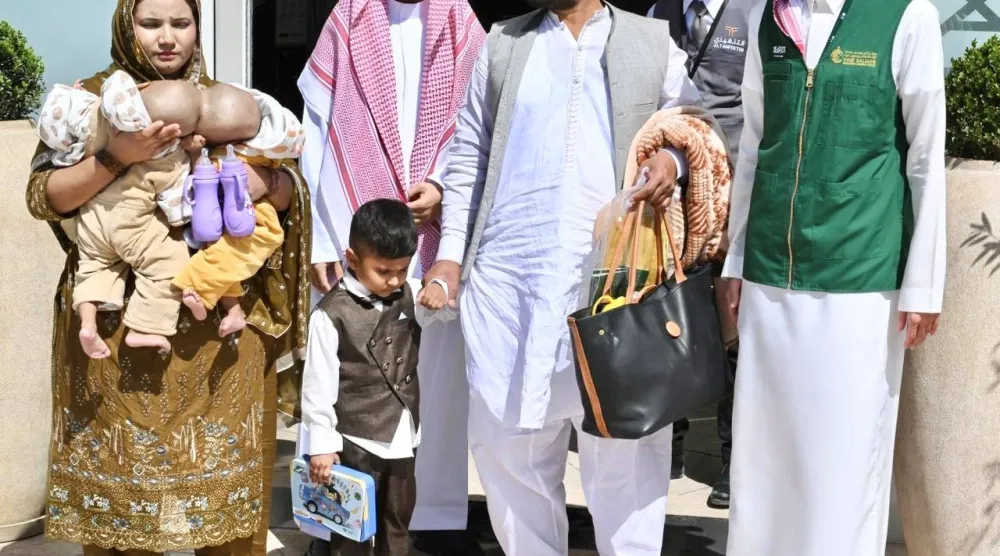 التوأم الملتصق الباكستاني «سفيان ويوسف» برفقة ذويهما لدى وصولهما إلى الرياض (واس)